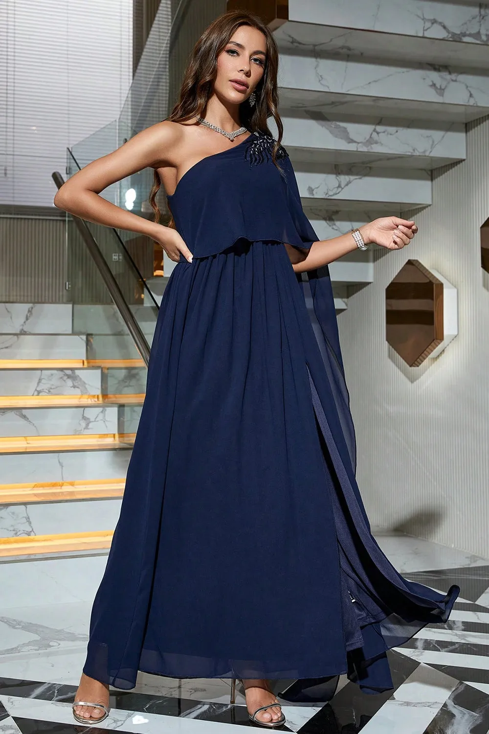 Abito formale monospalla blu navy con spacco