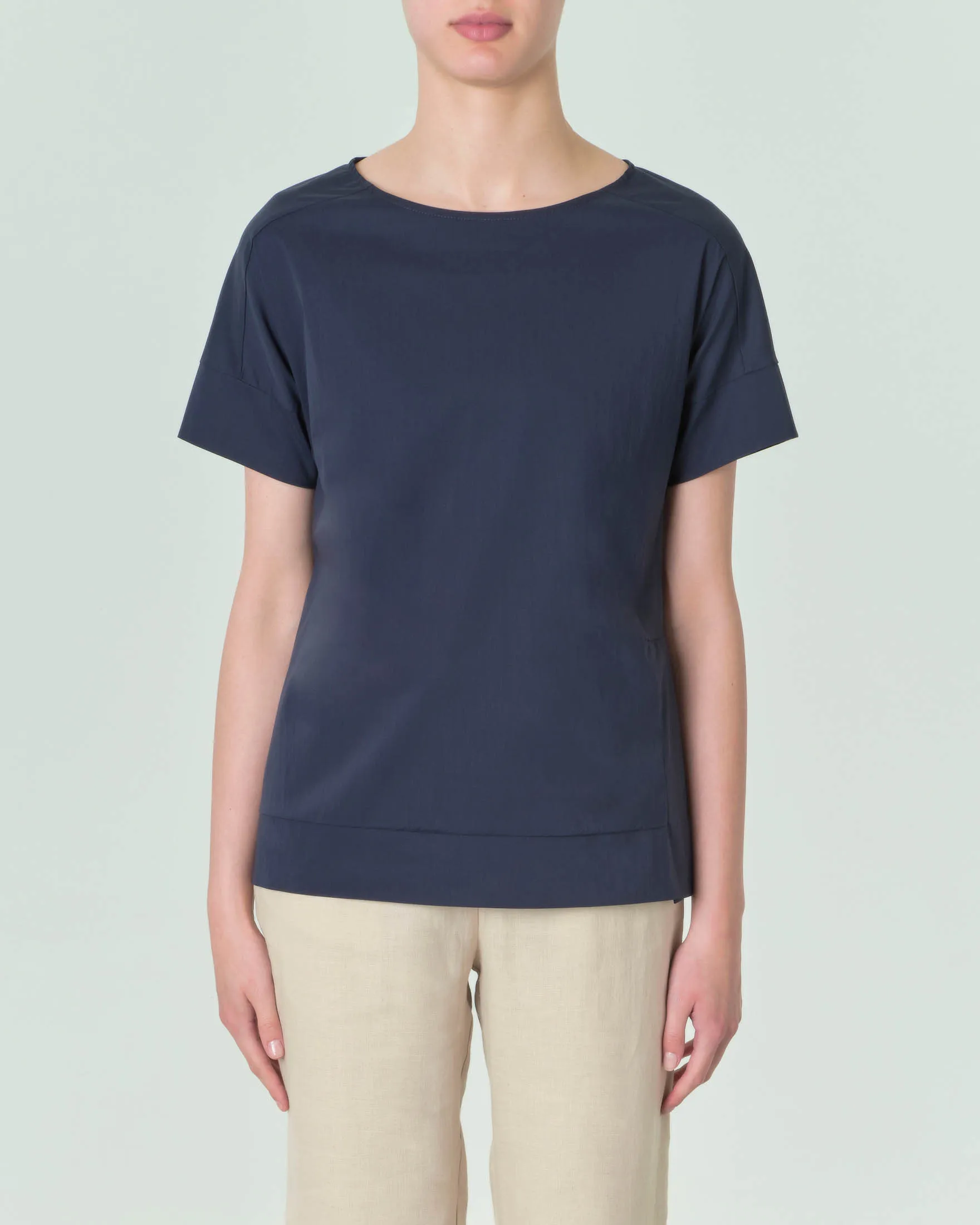 Blusa blu in popeline di cotone stretch con maniche corte e spacco sul fianco