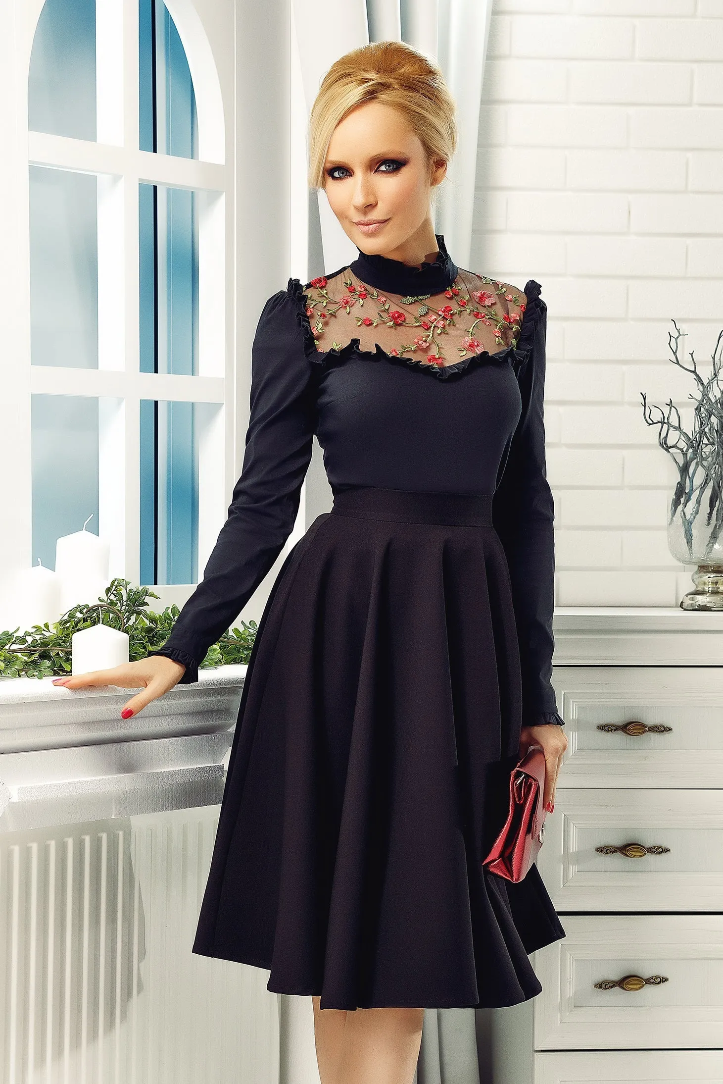 Camicia elegante nera Fofy rifinita con rouches e tulle floreale sul dècollète