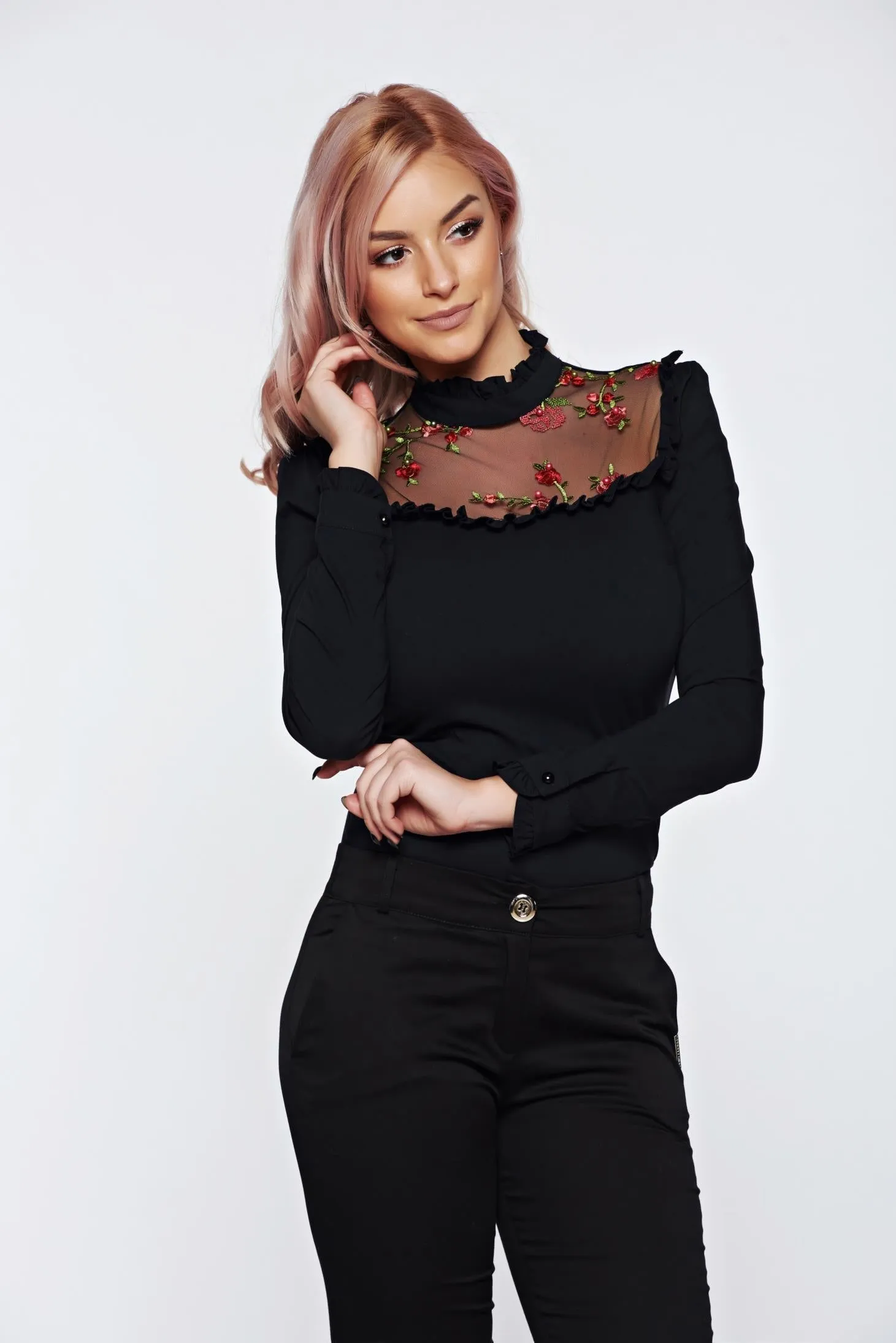 Camicia elegante nera Fofy rifinita con rouches e tulle floreale sul dècollète