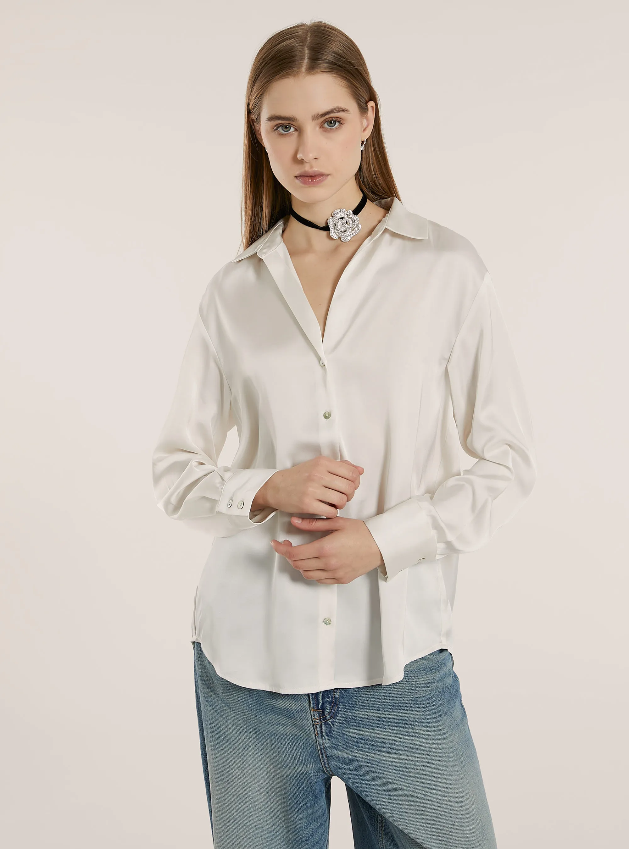 Camicia in satin con colletto a revers