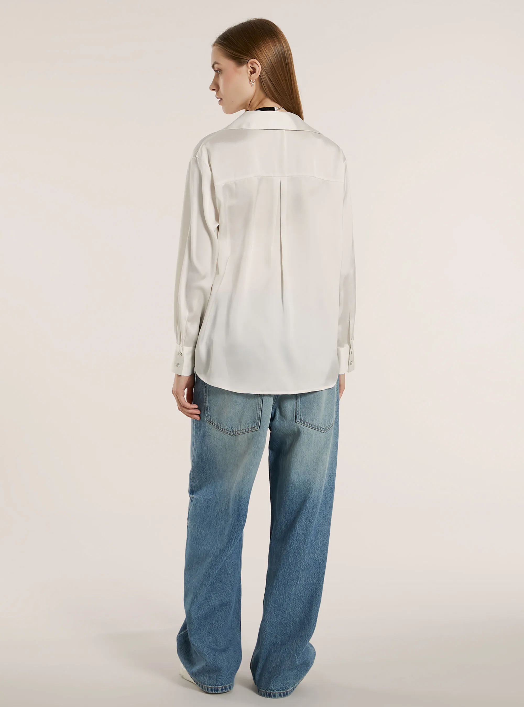 Camicia in satin con colletto a revers