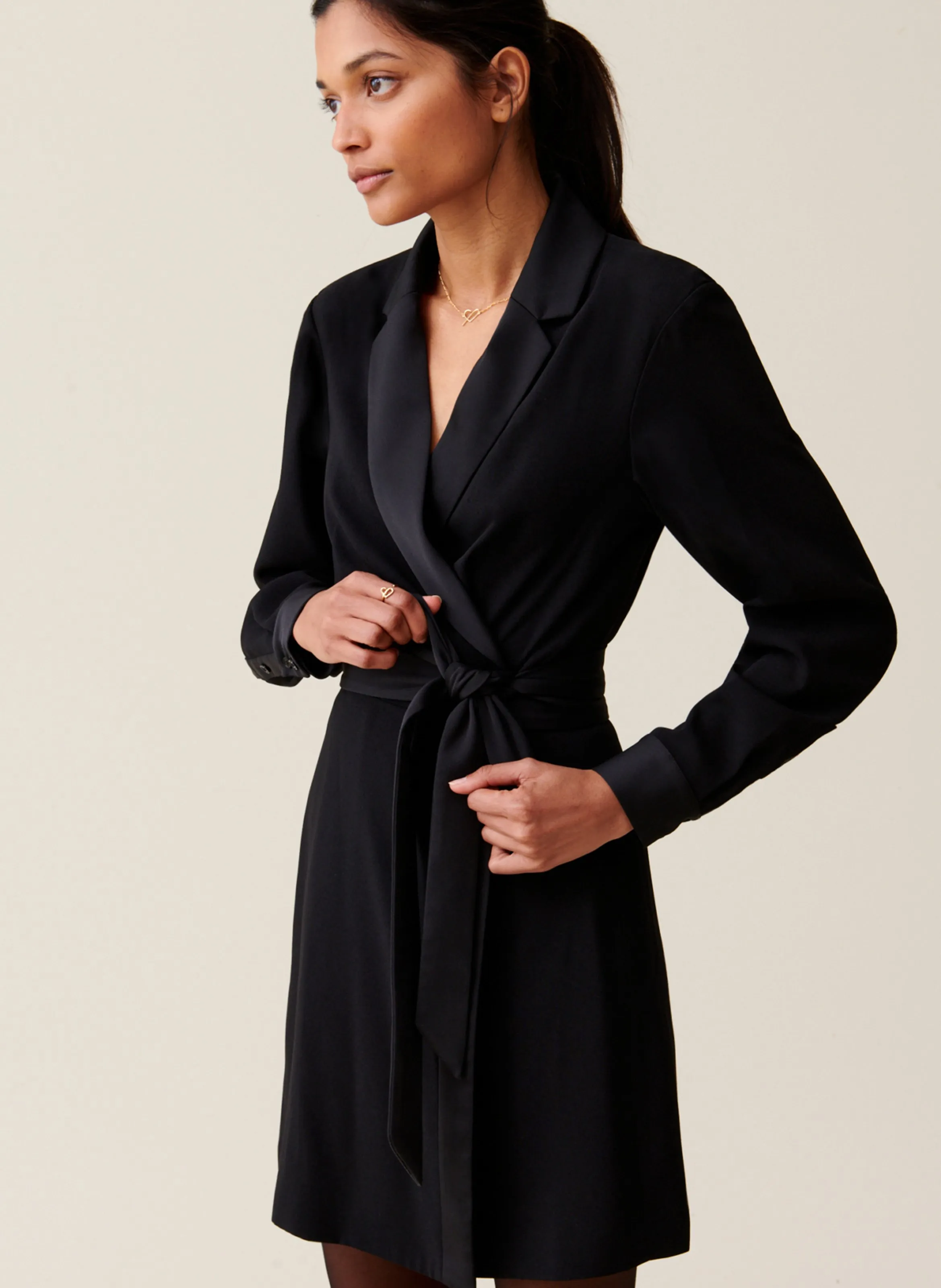  CLAUDIE PIERLOT   Cappotto con scollo taglio dritto stile tailleur | Nero