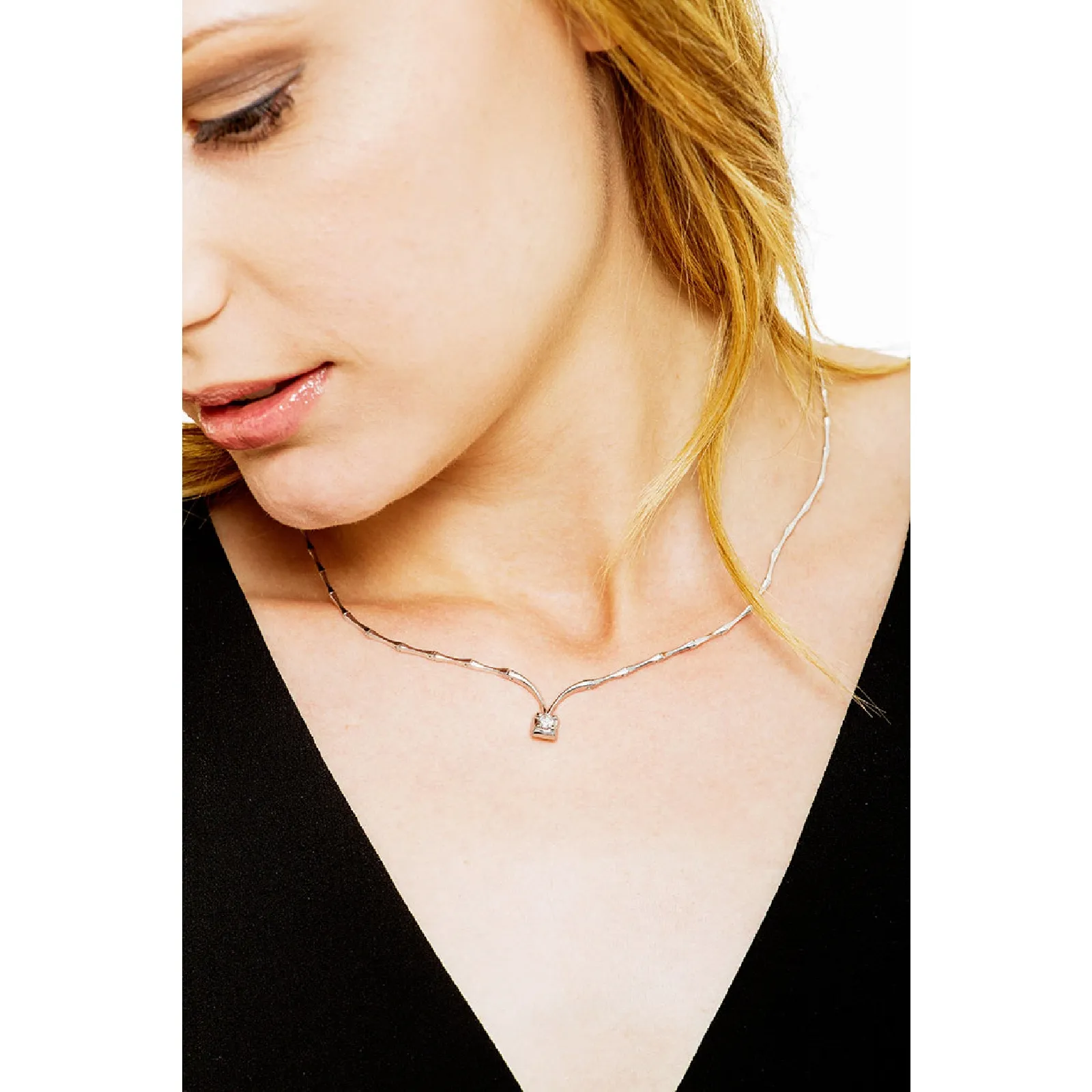 Collana semirigida in oro bianco 18k con diamante.