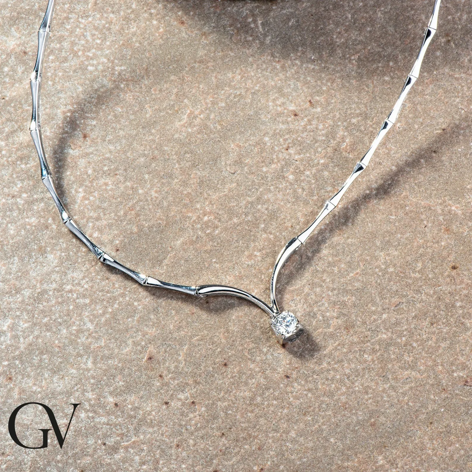 Collana semirigida in oro bianco 18k con diamante.