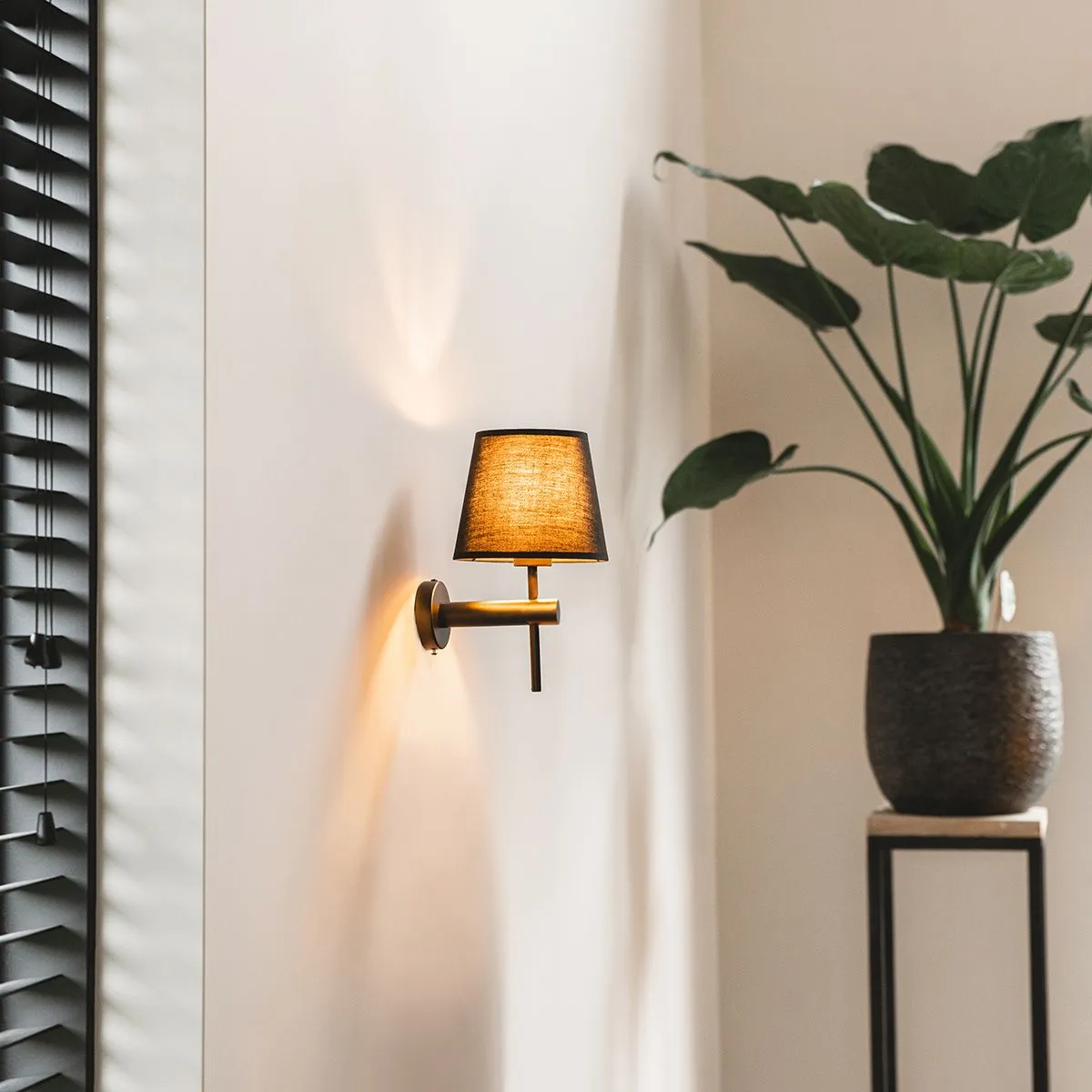 Lampada da parete moderna nera con paralume interno oro - Pluk