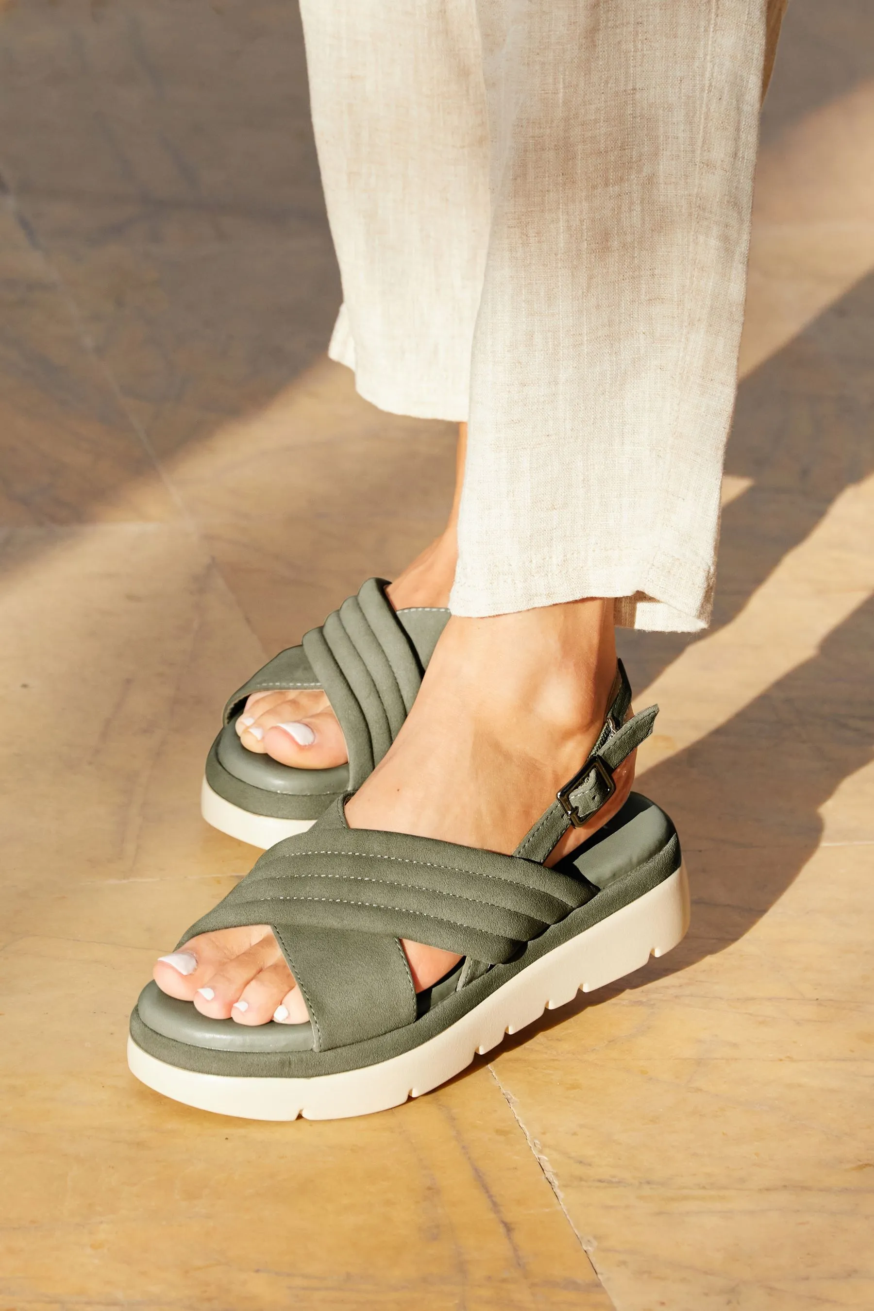 Linzi - Shae - Sandali imbottita incrociata con cinturino sul retro