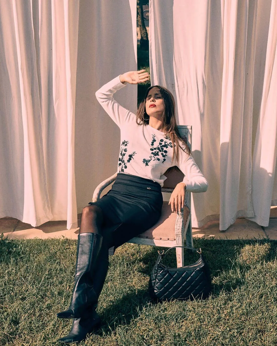 Maglia a girocollo con ricami frontali in paillettes OFF WHITE