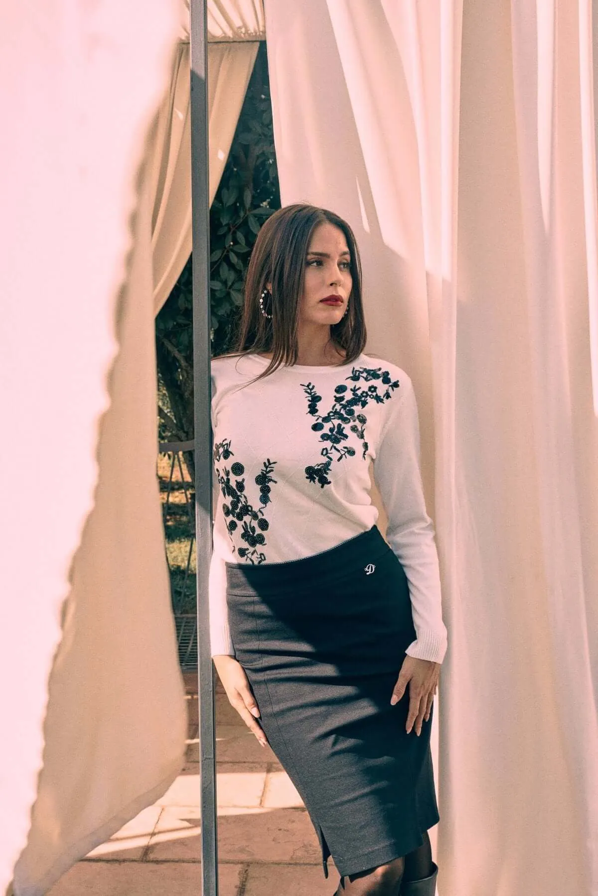 Maglia a girocollo con ricami frontali in paillettes OFF WHITE