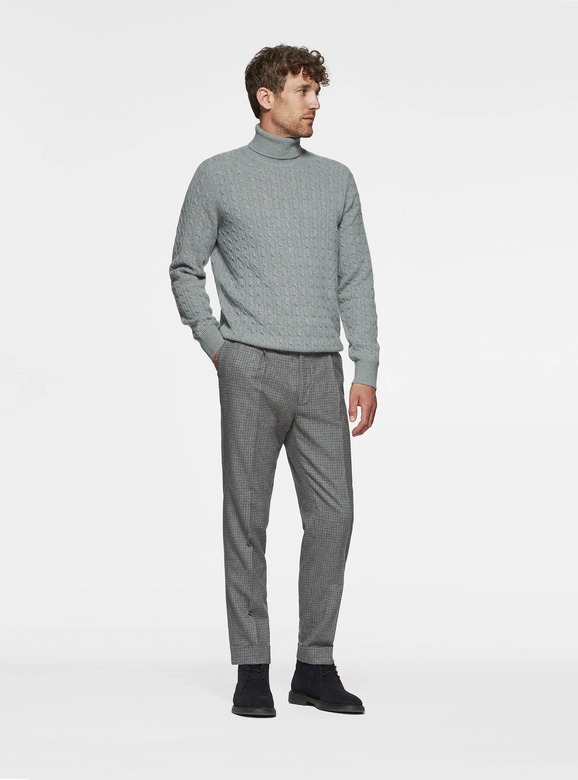 Maglia collo alto in lana cashmere con treccia