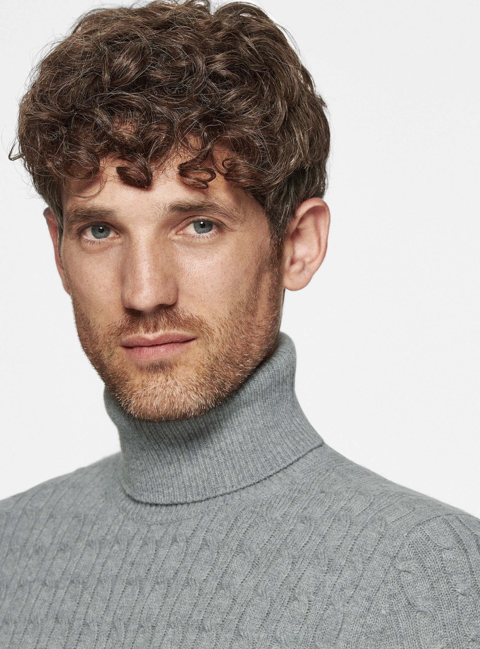 Maglia collo alto in lana cashmere con treccia