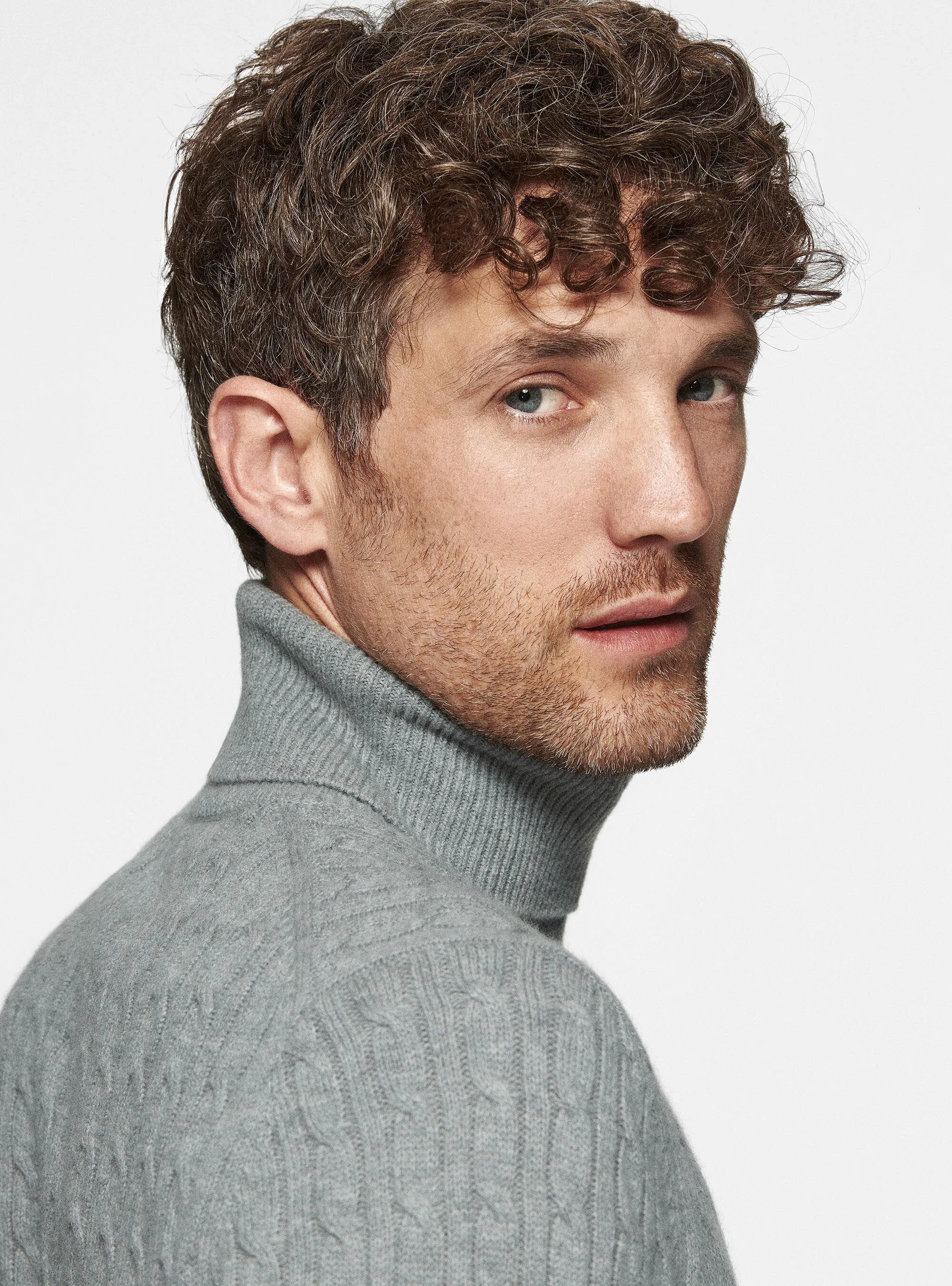 Maglia collo alto in lana cashmere con treccia