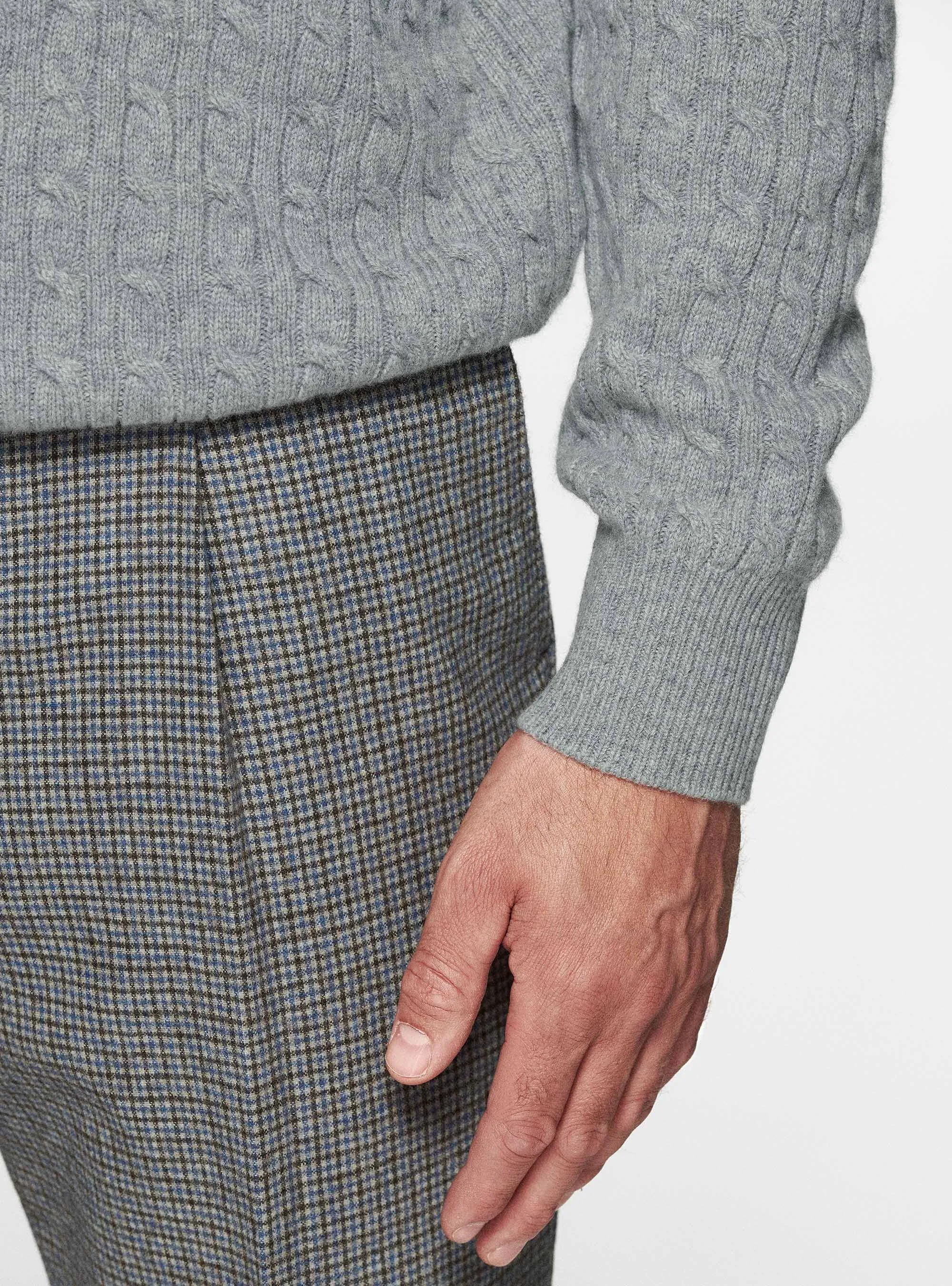 Maglia collo alto in lana cashmere con treccia