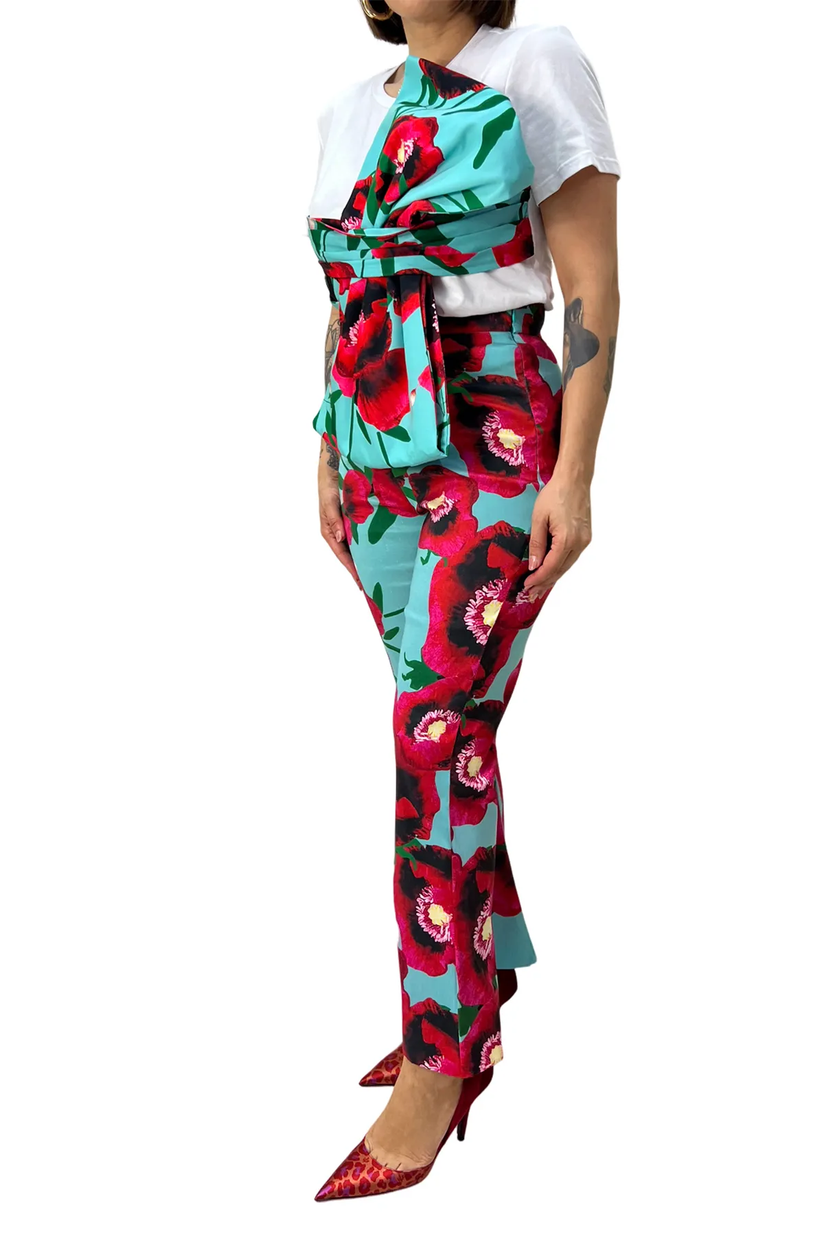 Maglia donna tshirt fondo bianco con dettaglio fiocco fantasia floreale in tessuto strutturato