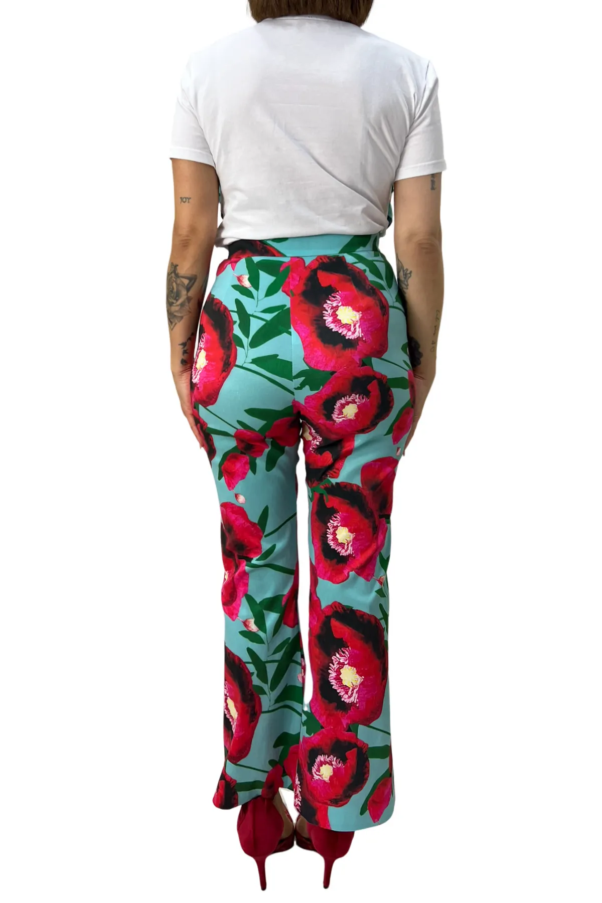 Maglia donna tshirt fondo bianco con dettaglio fiocco fantasia floreale in tessuto strutturato