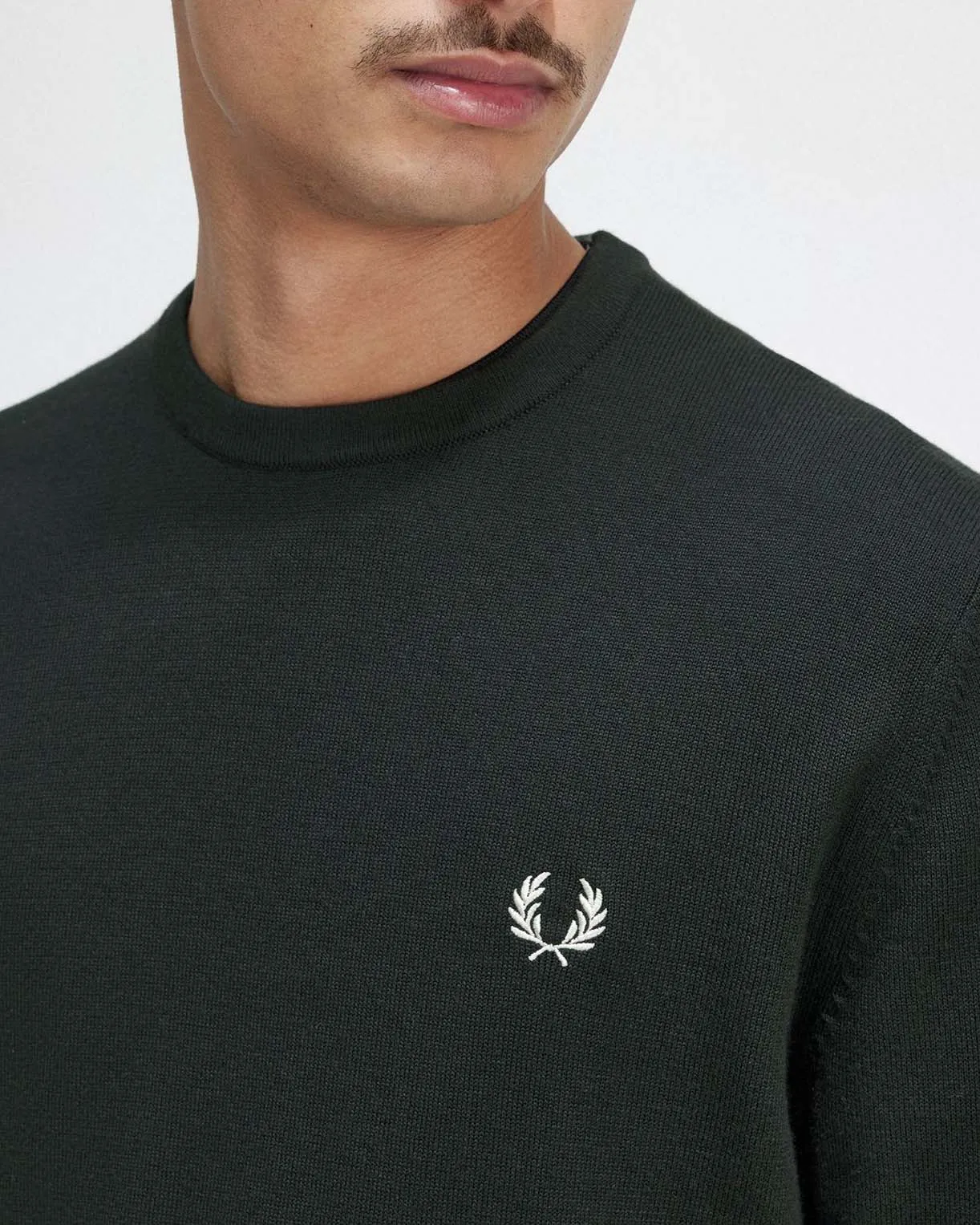 Maglia verde bosco girocollo in misto lana merino e cotone con logo bianco