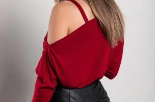 Maglietta elegante con scollo asimmetrico  Mirabelle, bordeaux