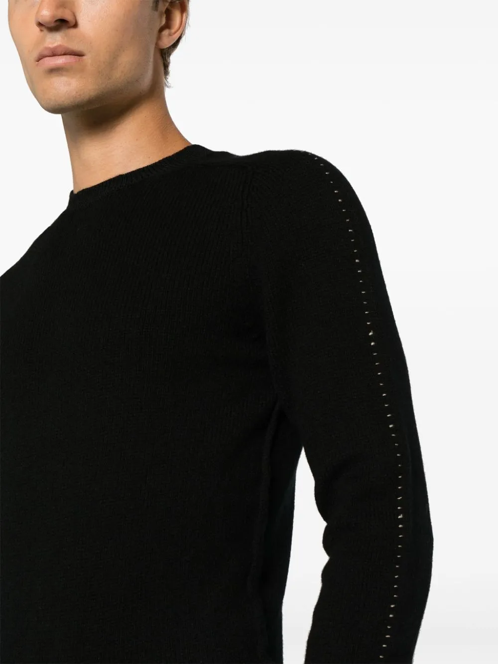maglione nero con dettaglio cuciture