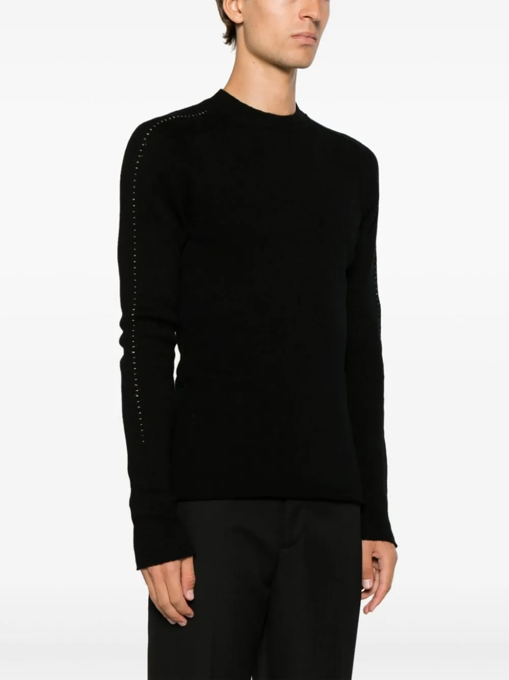 maglione nero con dettaglio cuciture
