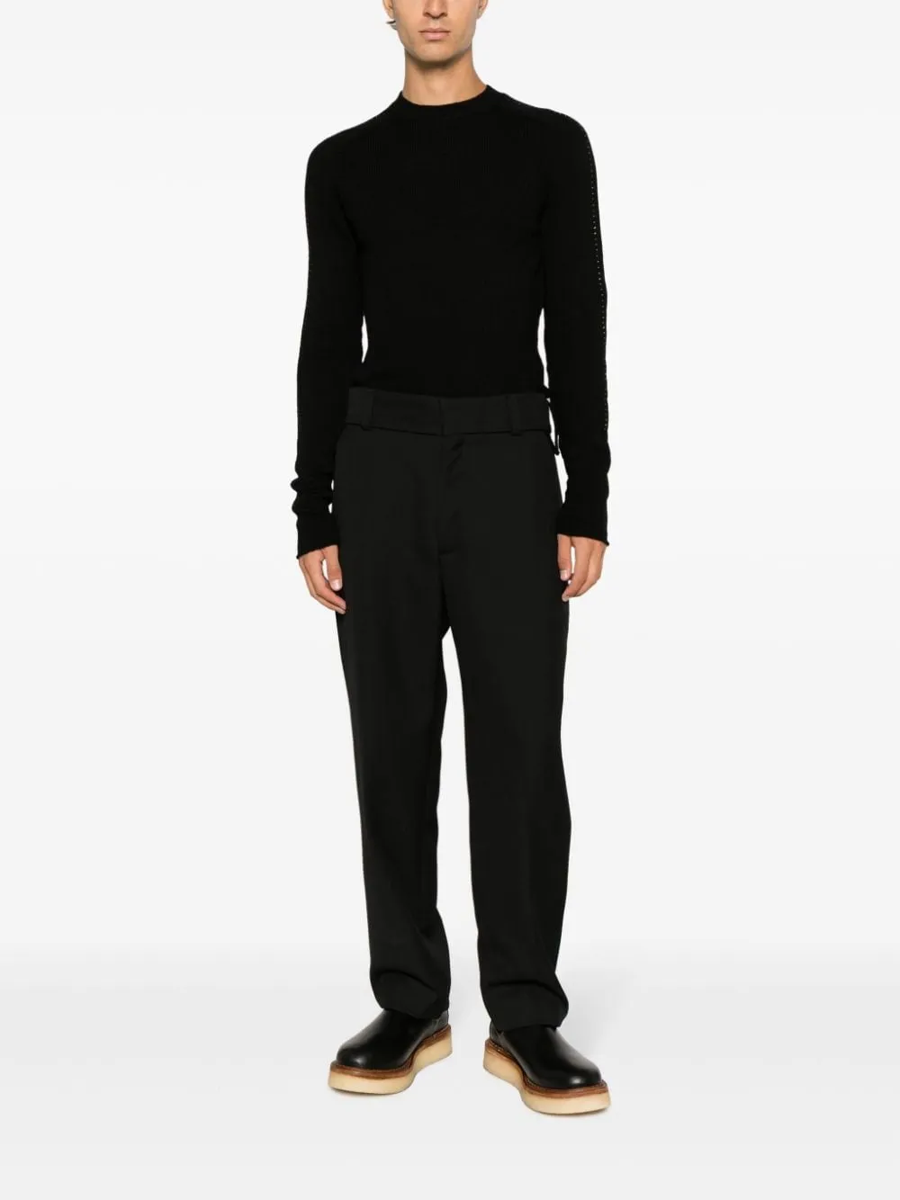 maglione nero con dettaglio cuciture
