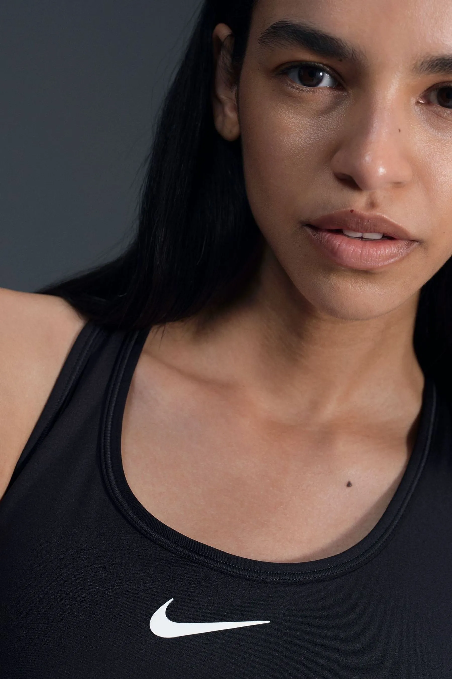 Nike - Reggiseno sportivo imbottito sostegno medio con logo
