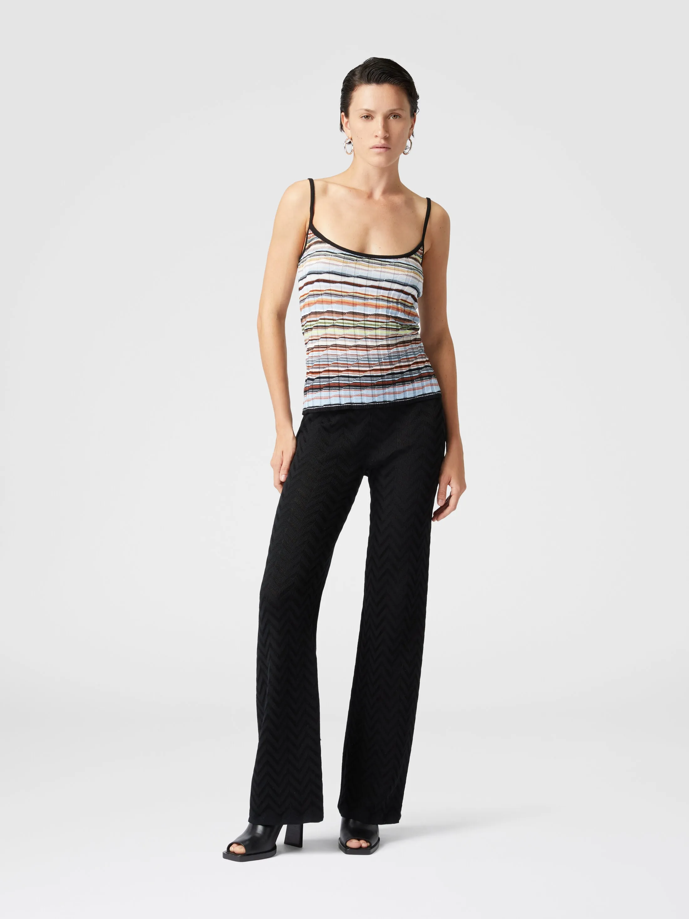 Pantaloni dritti motivo chevron tono su tono