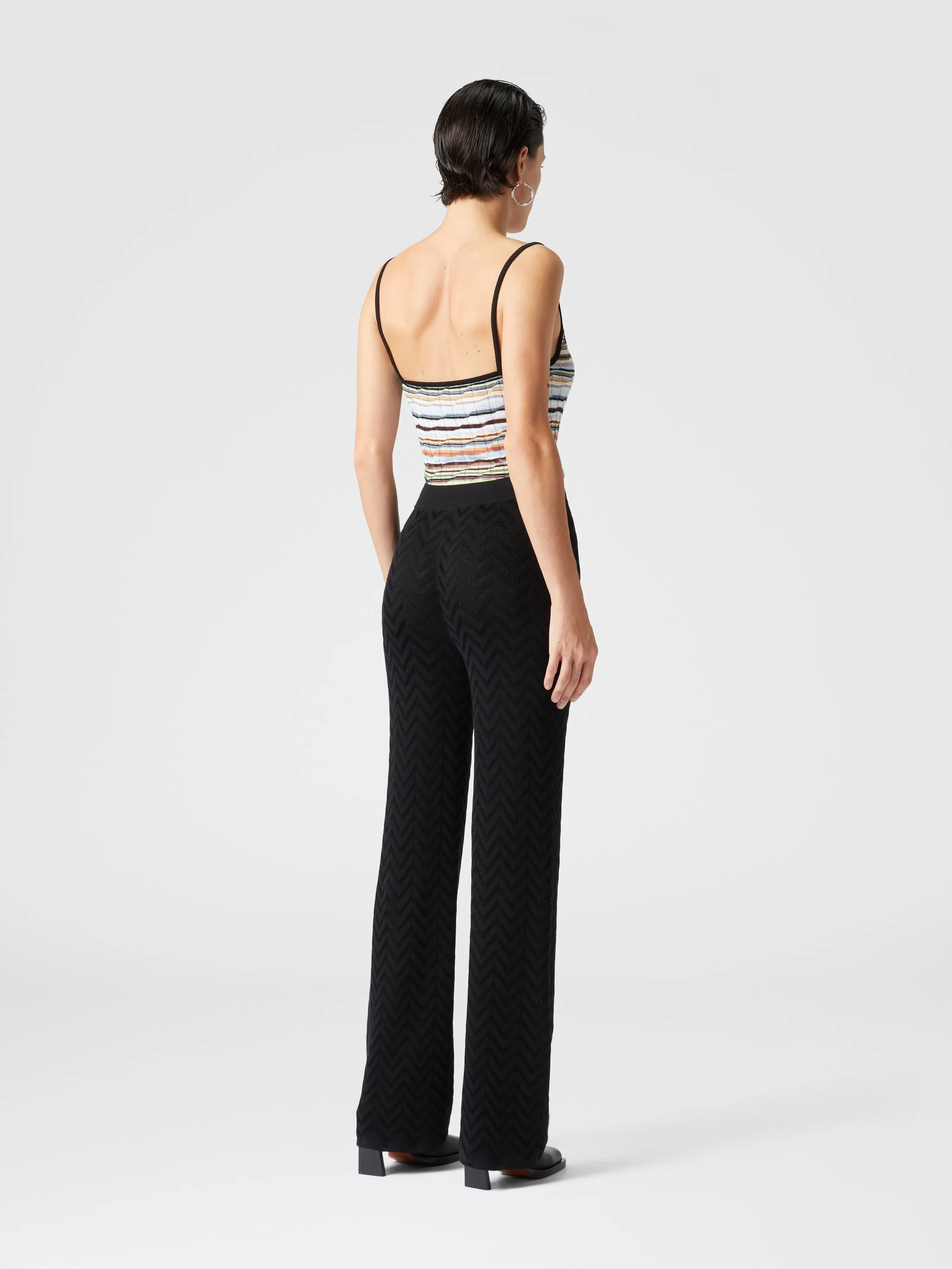 Pantaloni dritti motivo chevron tono su tono
