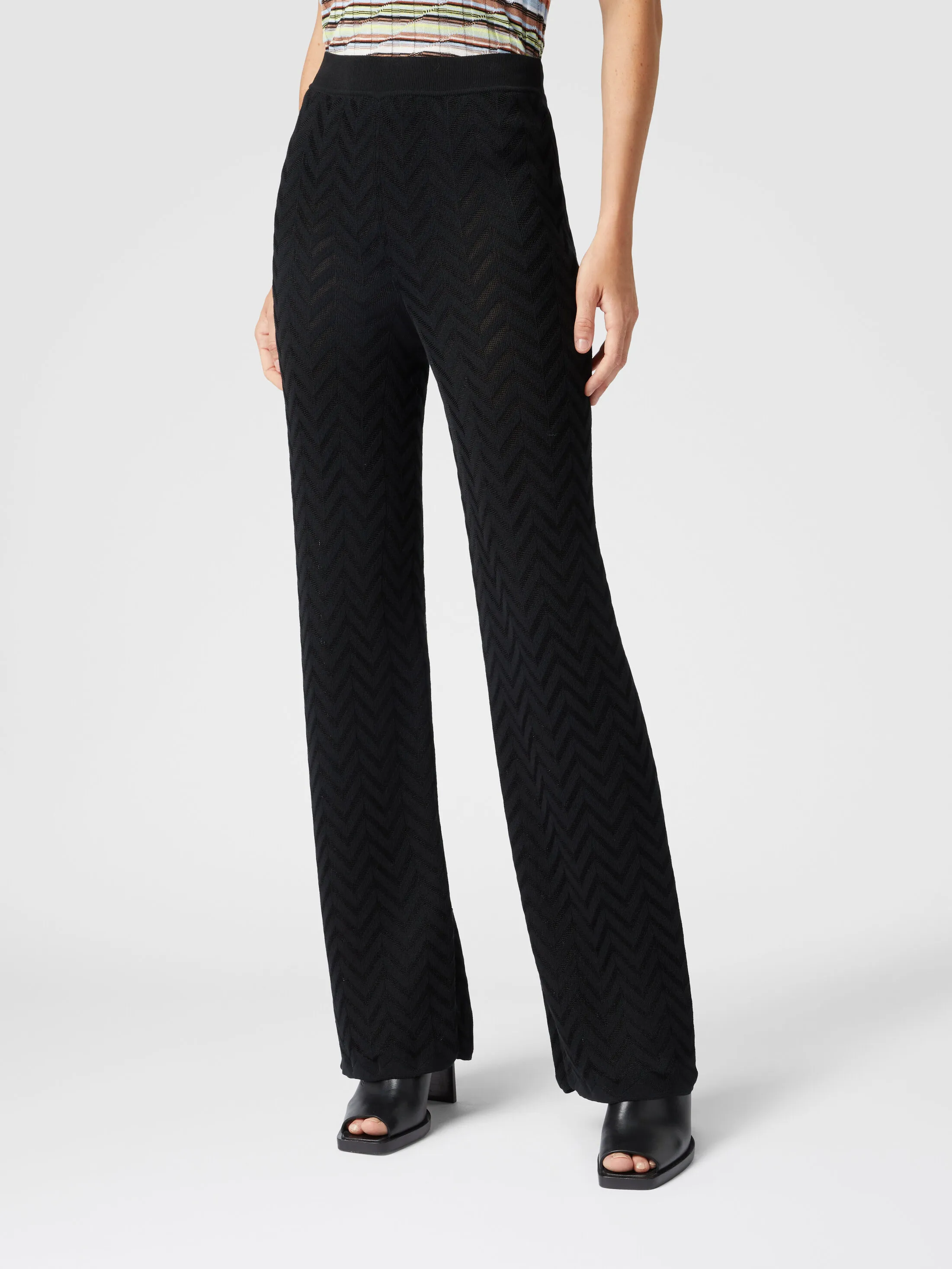 Pantaloni dritti motivo chevron tono su tono
