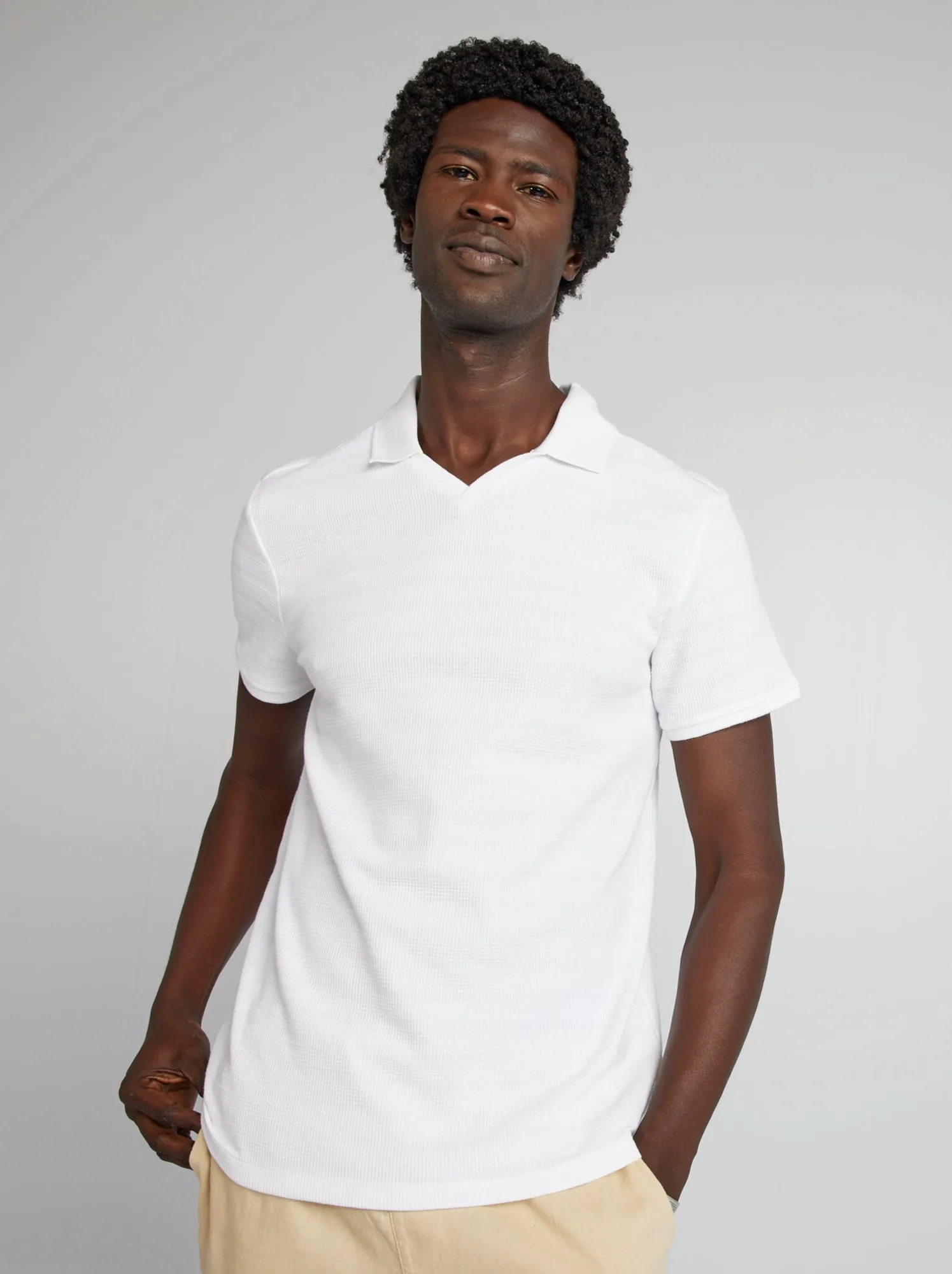 Polo in maglia testurizzata con scollo a V - bianco