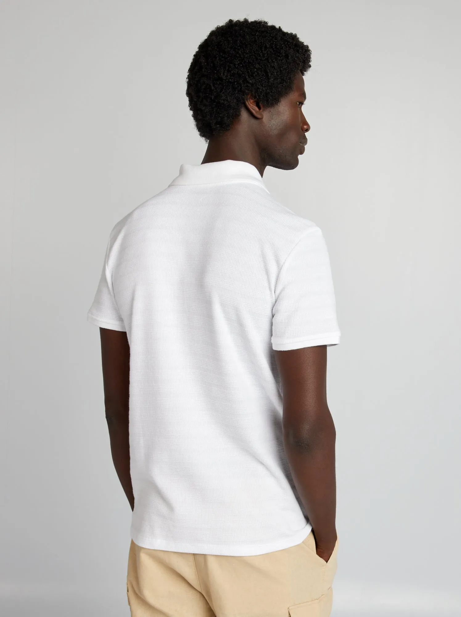 Polo in maglia testurizzata con scollo a V - bianco