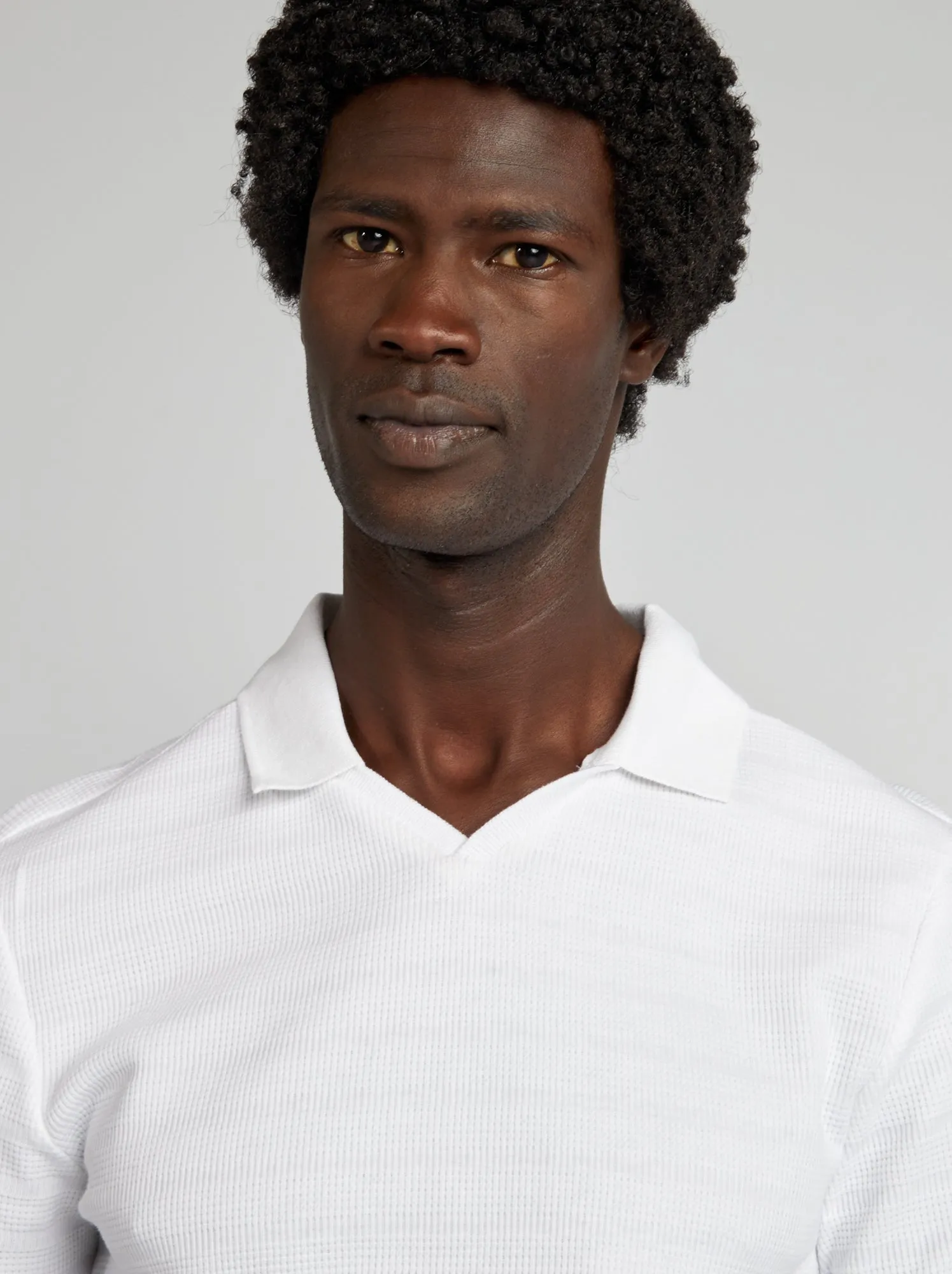 Polo in maglia testurizzata con scollo a V - bianco