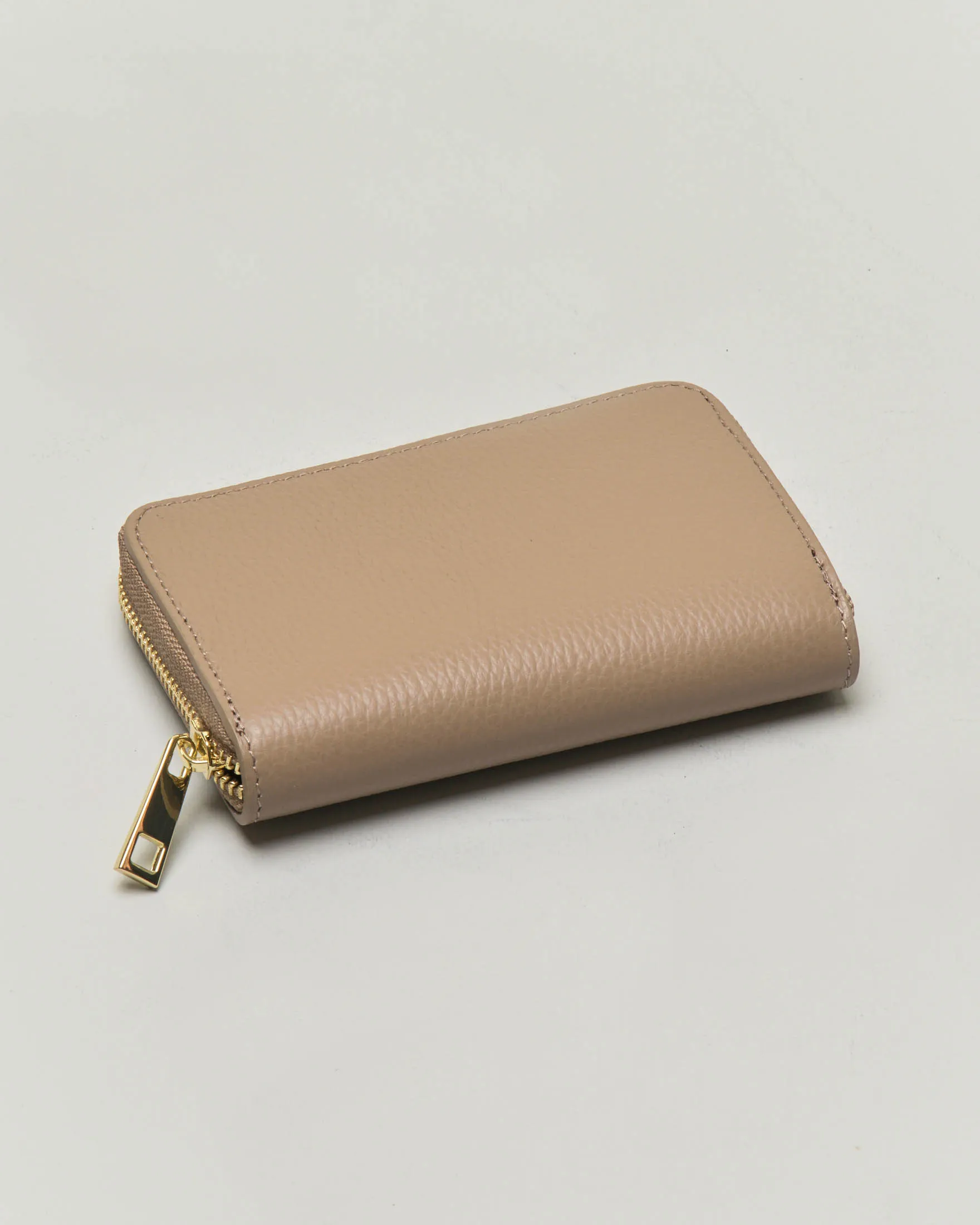 Portafoglio color taupe in pelle martellata con chiusura a cerniera