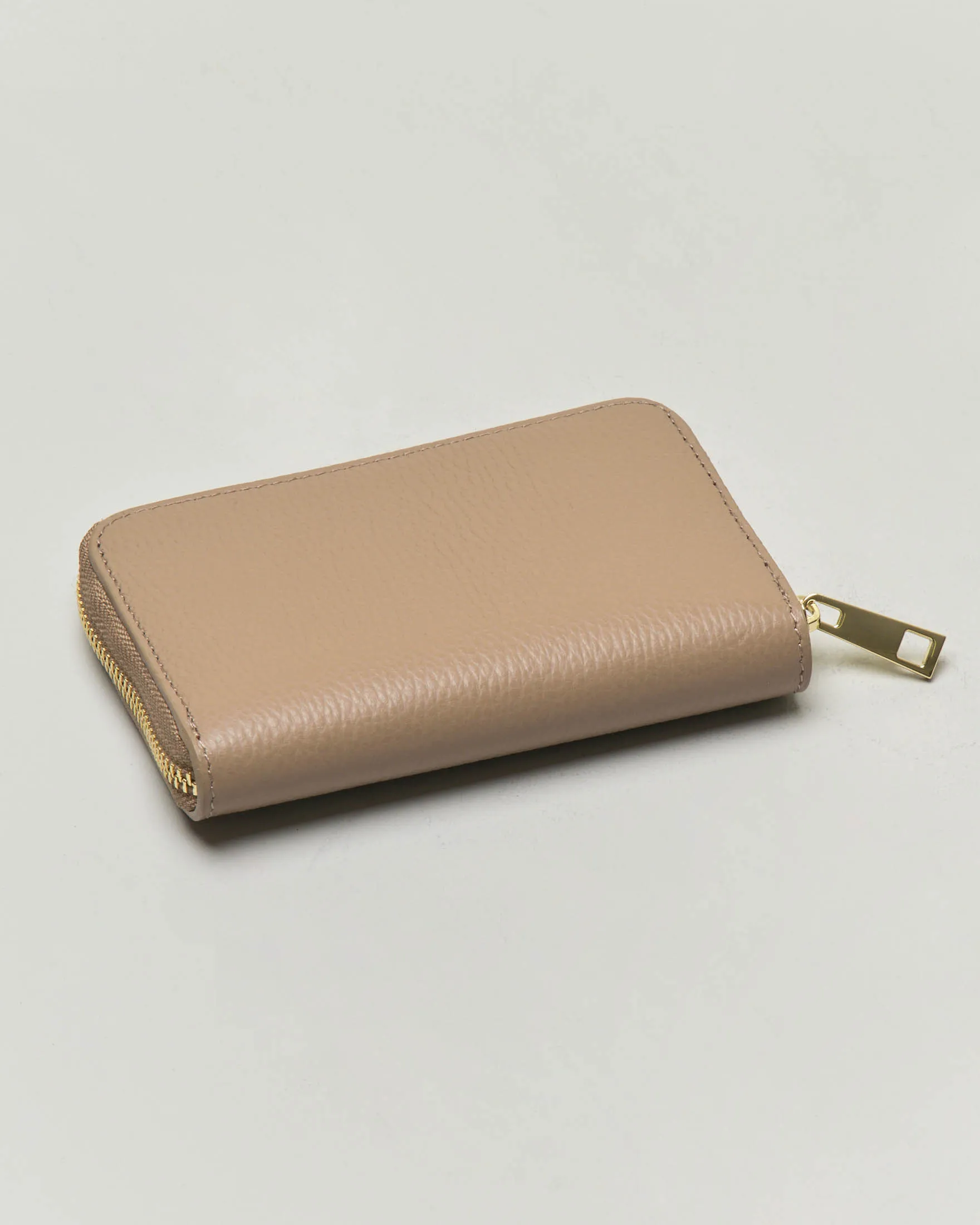 Portafoglio color taupe in pelle martellata con chiusura a cerniera