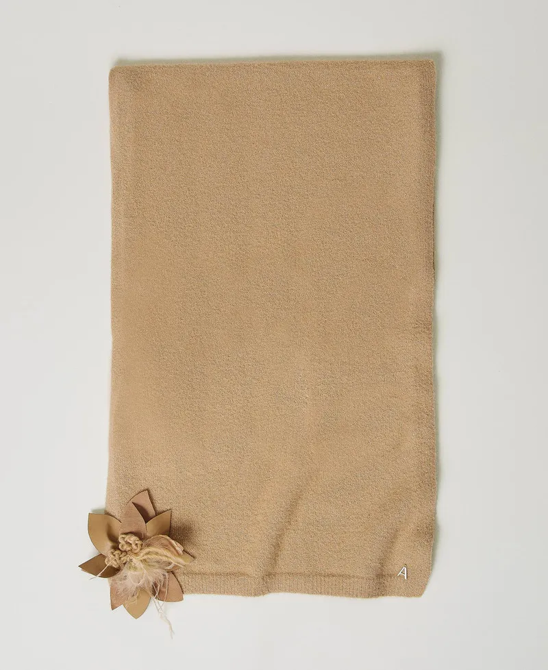 Sciarpa in maglia con spilla a fiore