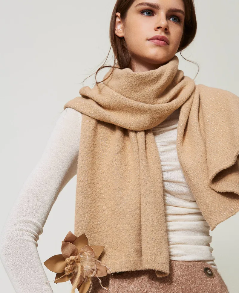 Sciarpa in maglia con spilla a fiore
