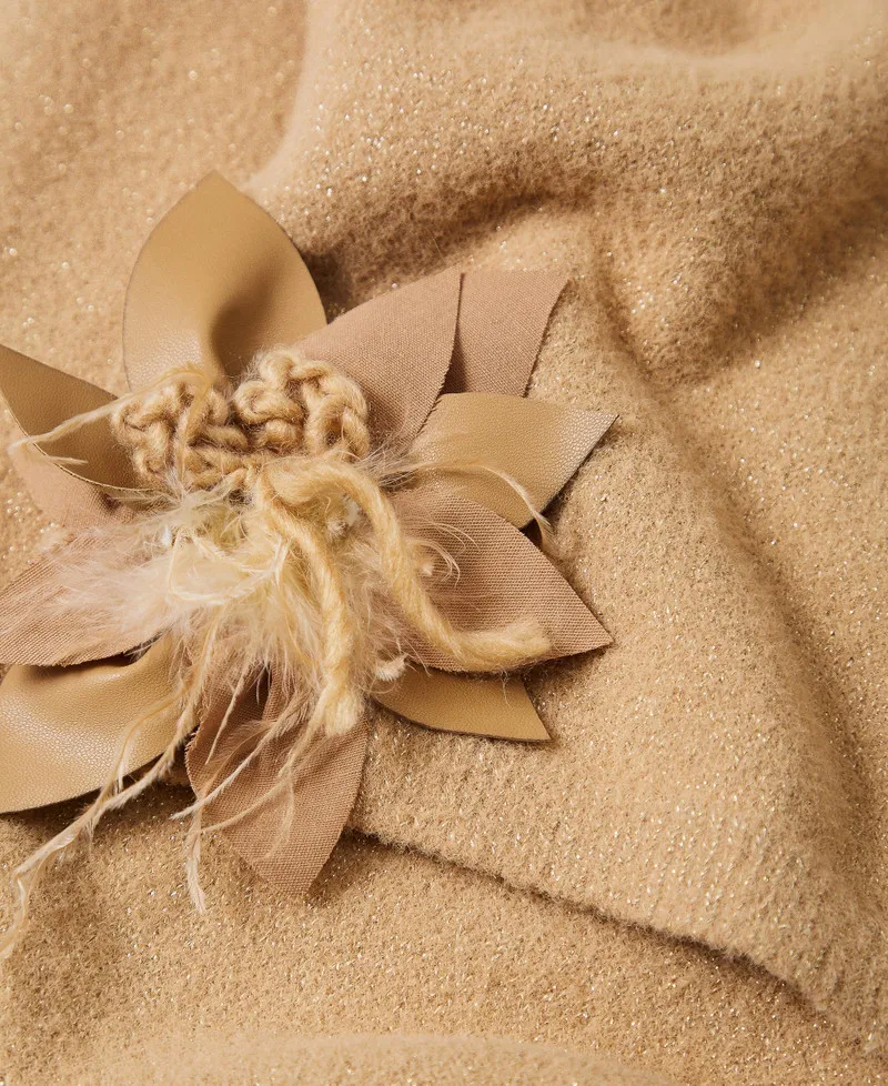 Sciarpa in maglia con spilla a fiore