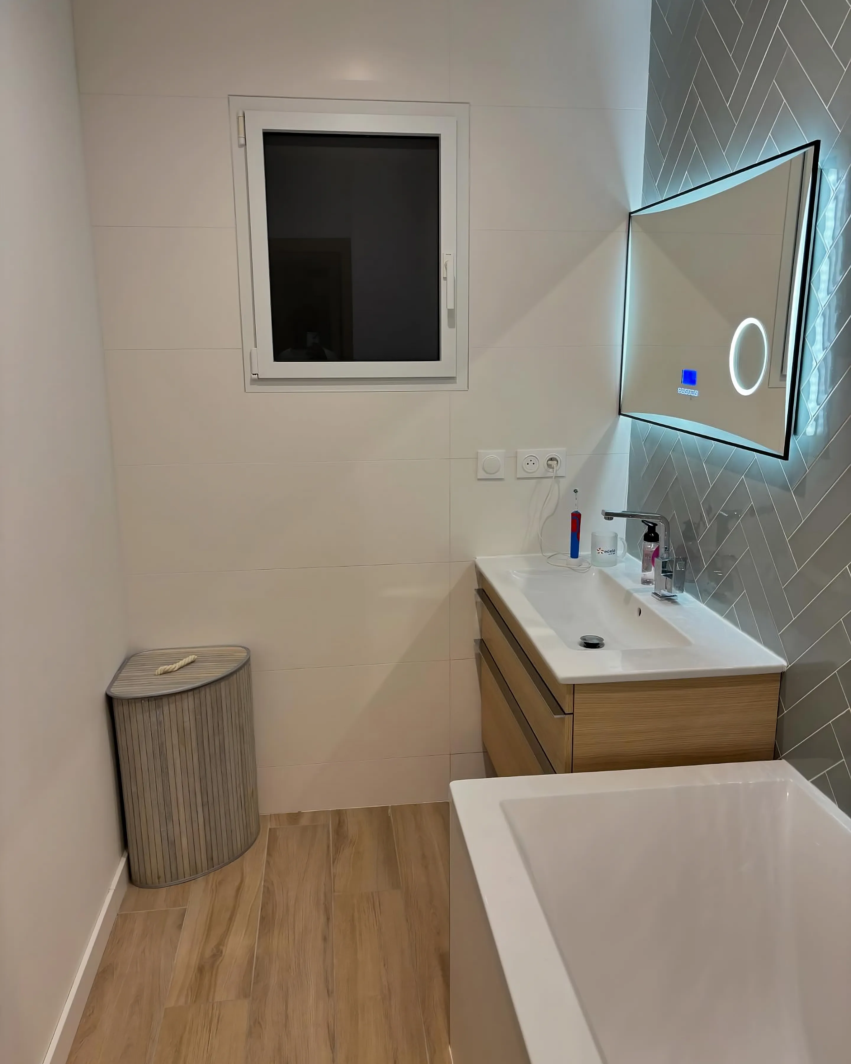 Specchio da bagno con luce LED ONLAY 100 cm 60 cm Argento