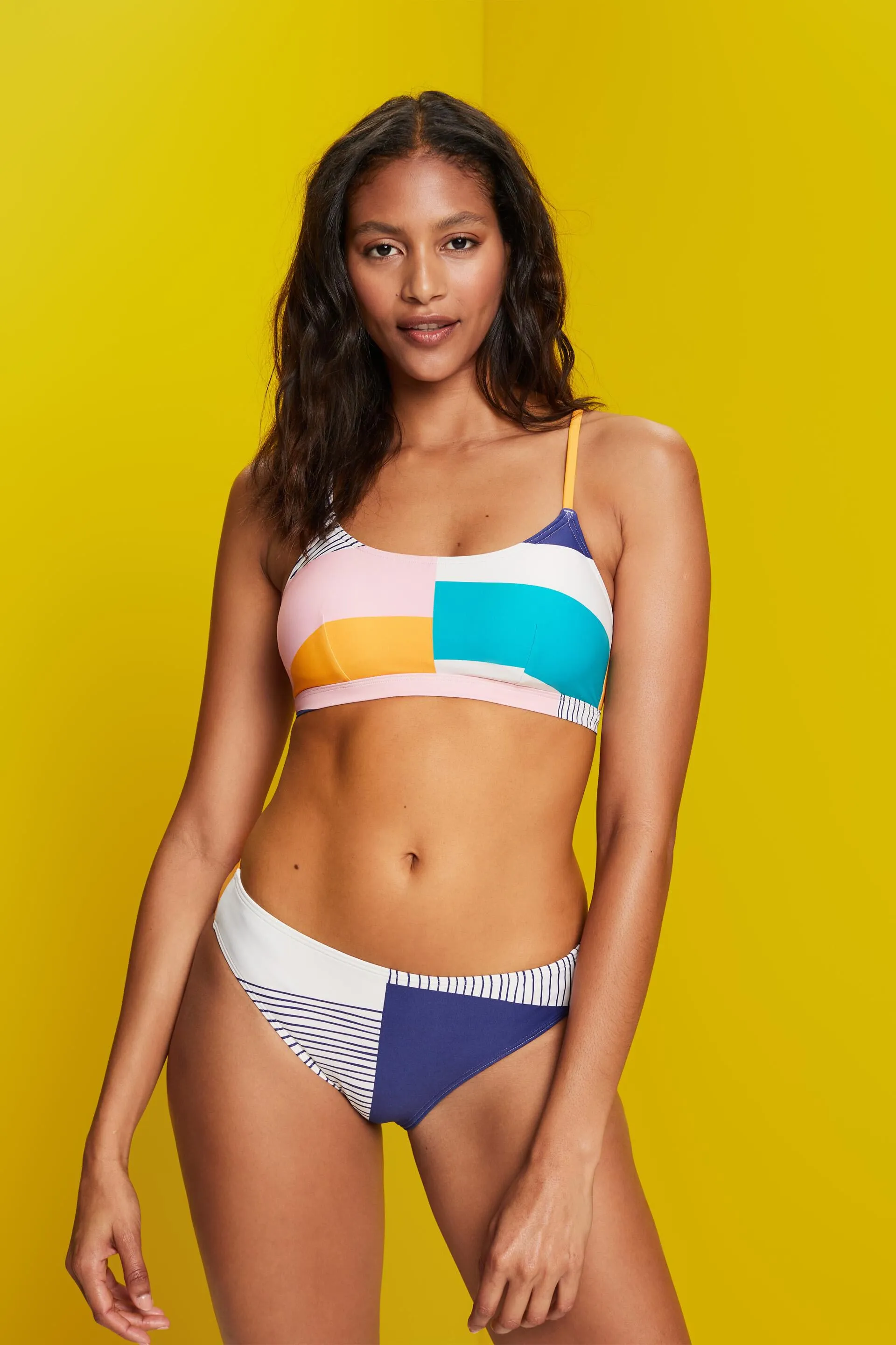 Top da bikini in stile croptop con fantasia mista