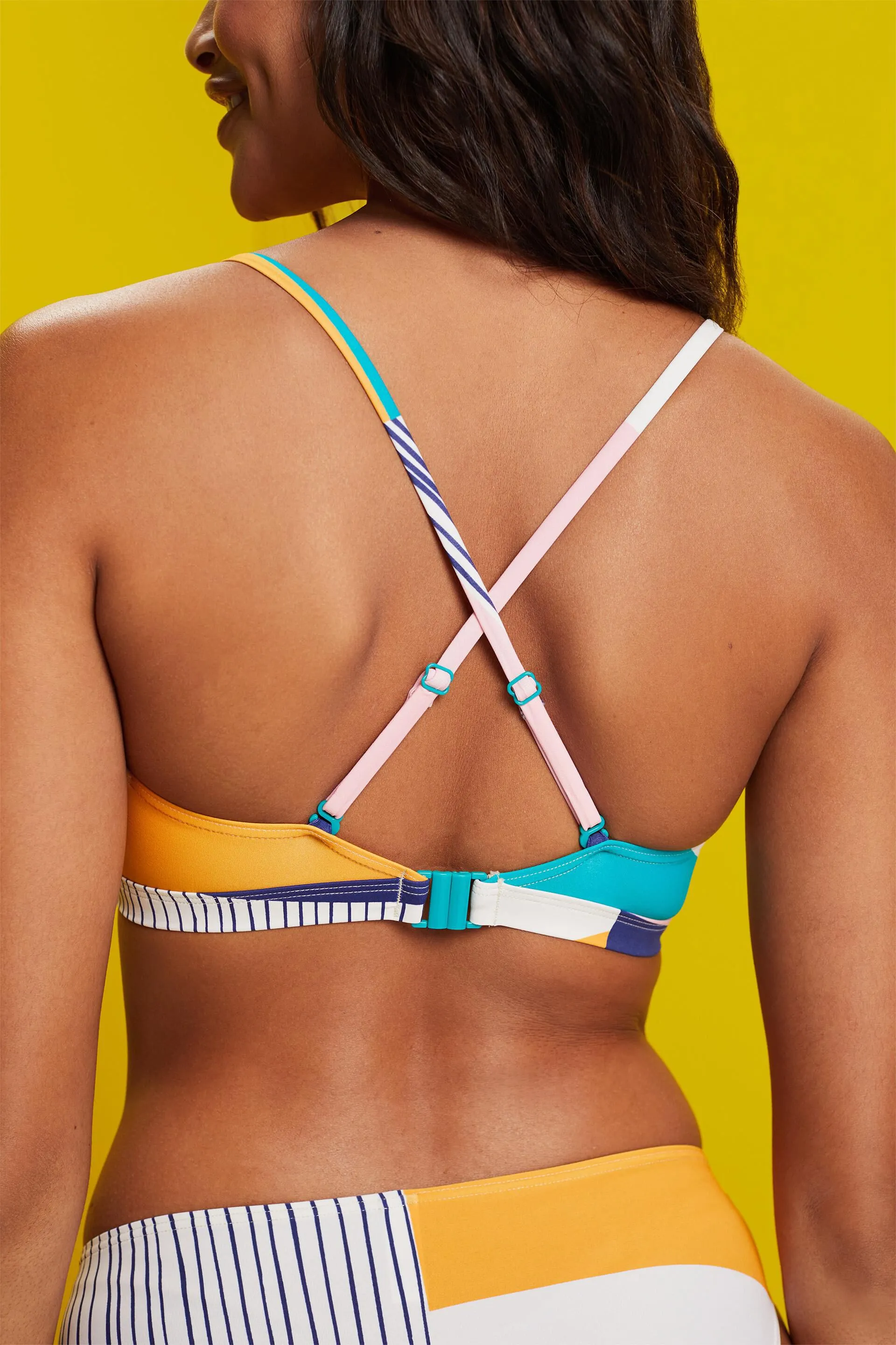Top da bikini in stile croptop con fantasia mista